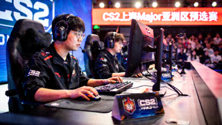 CS2上海Major亚洲区预选赛现场图，选手正在比赛席上操作键盘鼠标